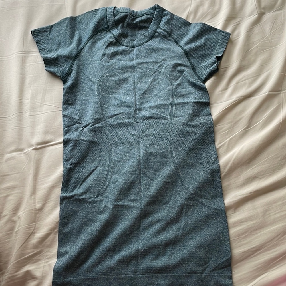 Lululemon Swiftly Tech Short Sleeve size 4 Teal color